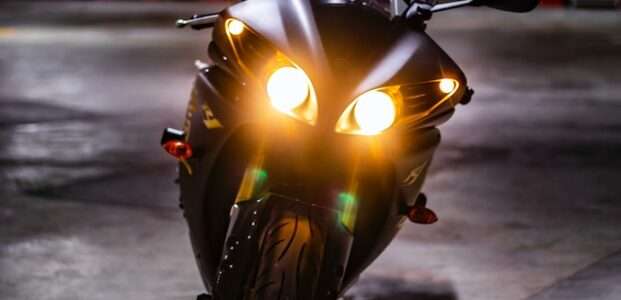 Est-ce facile de remplacer des ampoules LED sur une moto ?